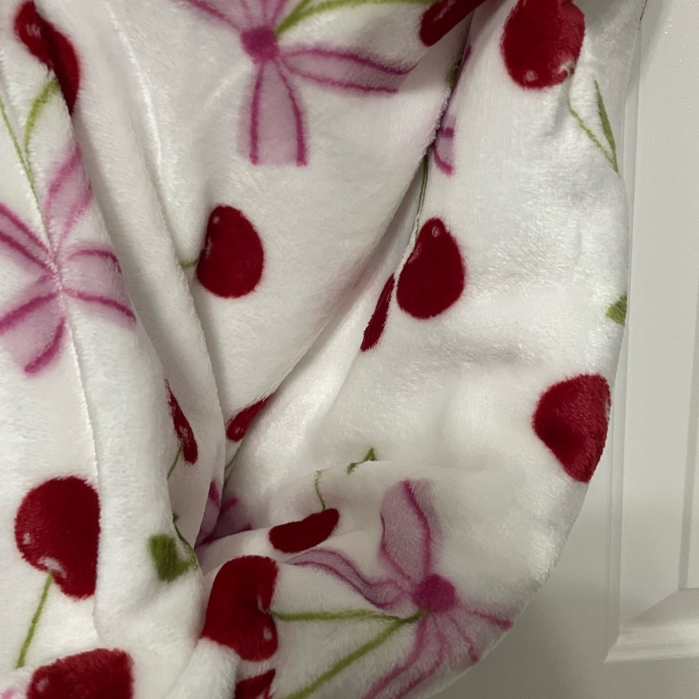 Plush cherry throw blanket - Picture 3 of 4